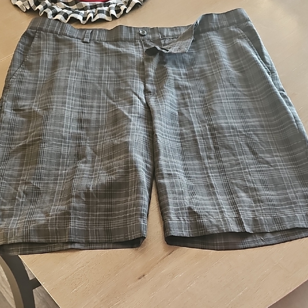 Izod Men's Charcoal Plaid Flat Front Shorts